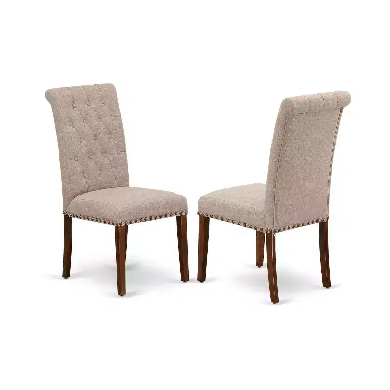 HomeStock Belmont 6-teiliges Esszimmer-Set, beinhaltet einen rechteckigen Esstisch, vier Parson-Stühle mit hellbraunem Stoffbezug und eine Sitzbank, Mahagoni-Finish