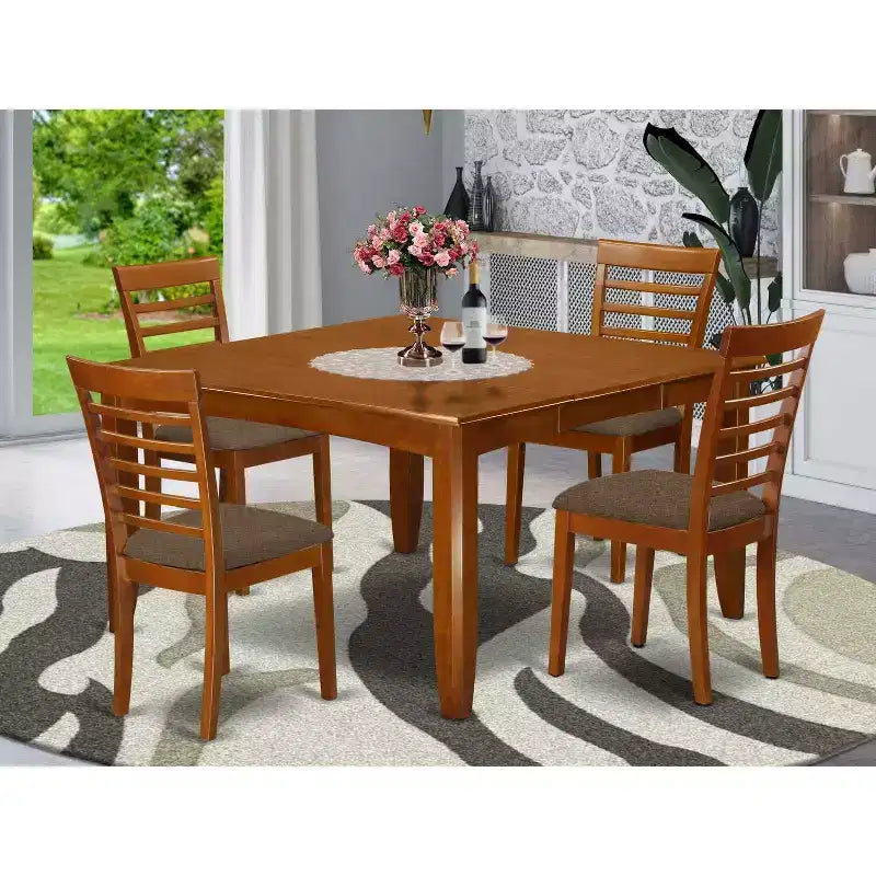 HomeStock 5-tlg. quadratischer Esstisch mit massiver Holzplatte in sattelbraunem Finish und 4 Stühlen