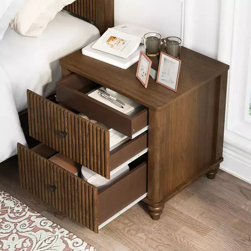 3-teiliges Schlafzimmer-Set, Bettrahmen für Queen/King-Size & 2 geriffelte Nachttische mit Schubladen - ModernLuxe