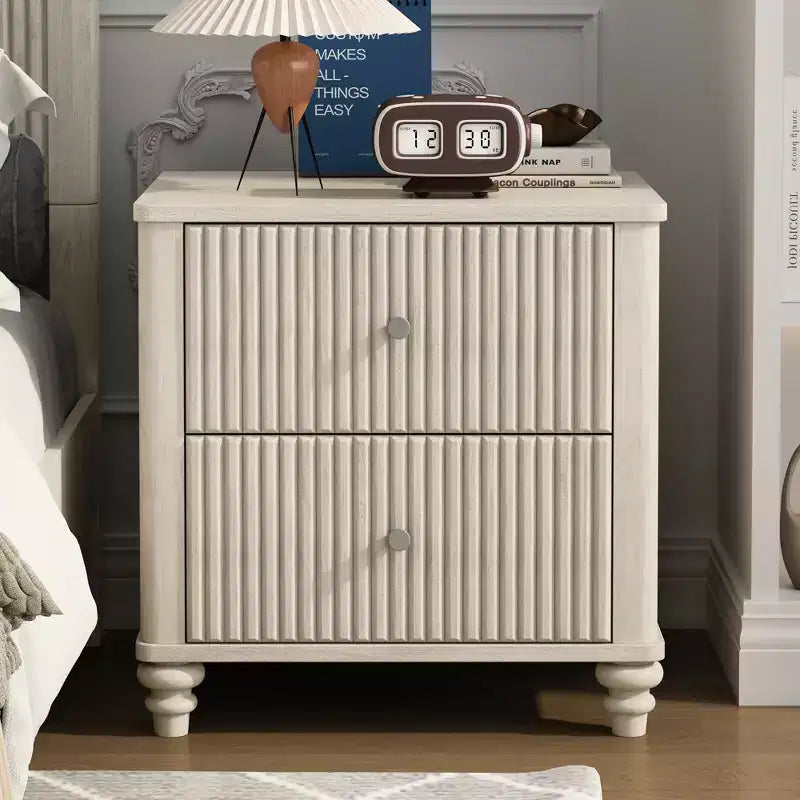 3-teiliges Schlafzimmer-Set, Bettrahmen für Queen/King-Size & 2 geriffelte Nachttische mit Schubladen - ModernLuxe