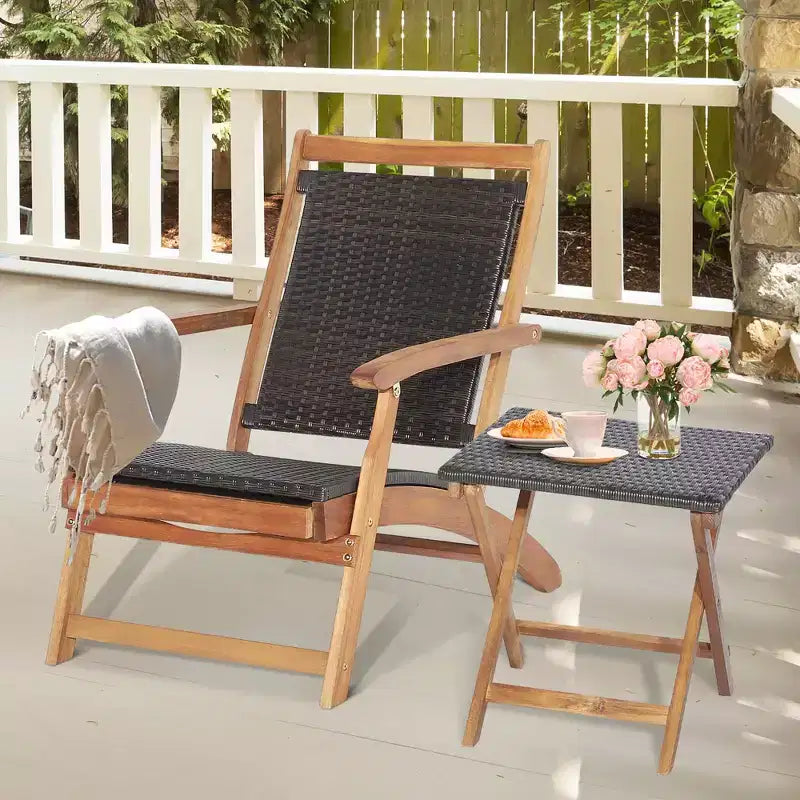 Costway 4-tlg. Terrassen-Rattan-Klappstuhl-Set mit Tisch aus Akazienholz und ausziehbarer Fußstütze