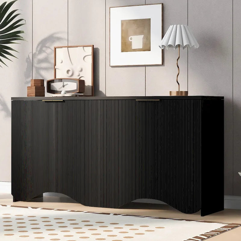 Vertikale Streifen und gewelltes Design eines viertürigen Schranks, geeignet für Flur, Diele, Wohnzimmer